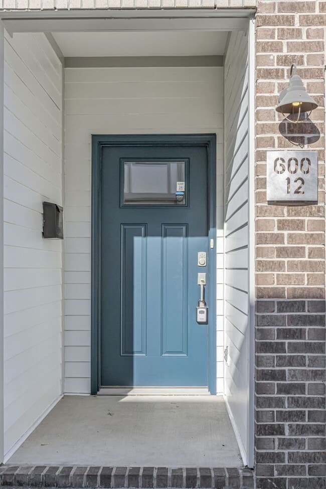 Building Photo - Conveniently located 2-bedroom townhome in Germantown!