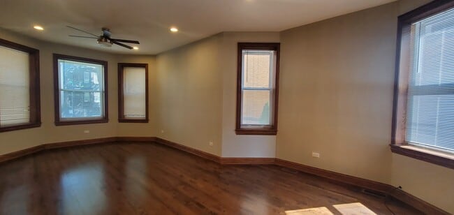 Building Photo - 3238 N Hamlin Ave