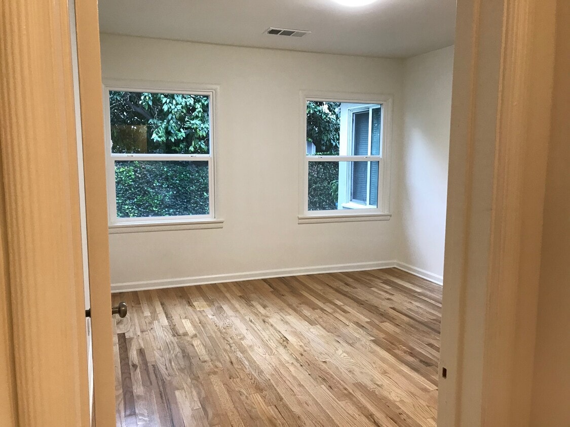 Primary Photo - 143 N Maple St