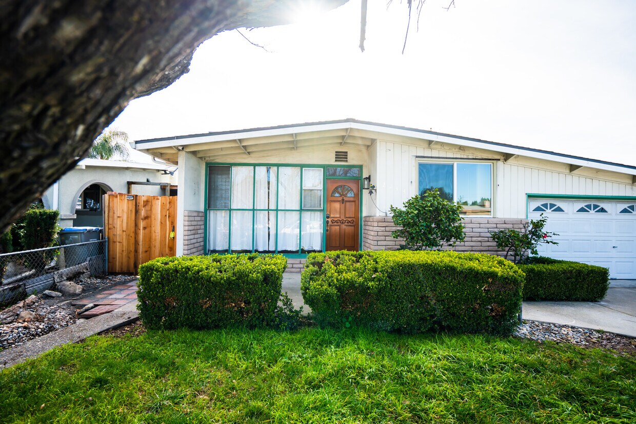 Foto principal - 2744 Dublin Dr