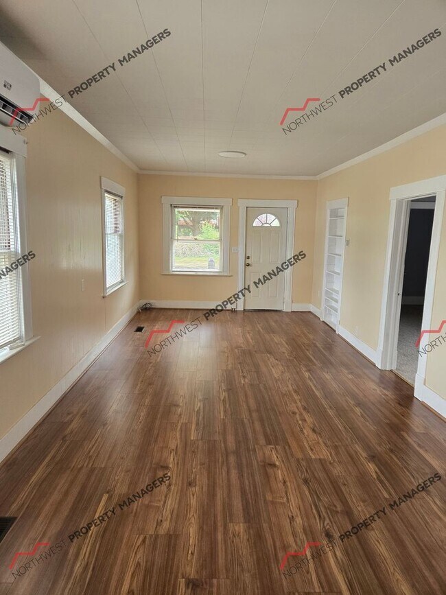 Foto del edificio - STATUS: AVAILABLE | R337 | $1795