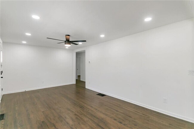 Foto del edificio - 2533 Kelly Lake Rd