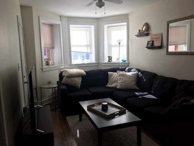 Building Photo - Large Updated 2 Bedroom/1 bath GARDEN in B...