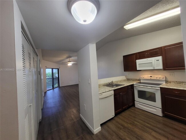 Building Photo - 9921 Nob Hill Ln