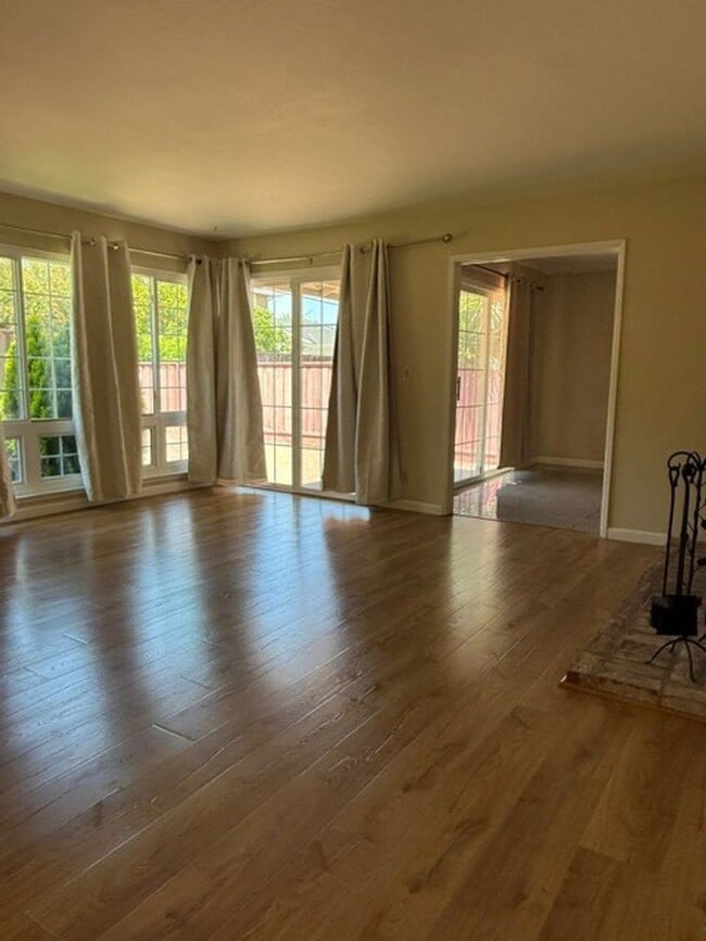 Building Photo - Spacious 4 Bedroom Single Family Home with Bonus Room