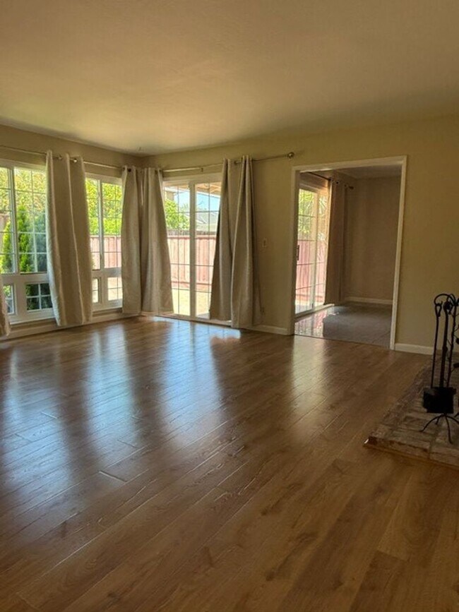 Foto del edificio - Spacious 4 Bedroom Single Family Home with Bonus Room