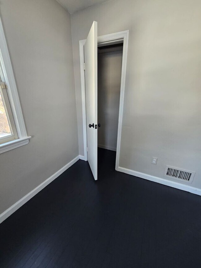 Foto del edificio - Renovated Single Family Home – 4BR, 2 Bath – Yard, Parking & Finished Basement