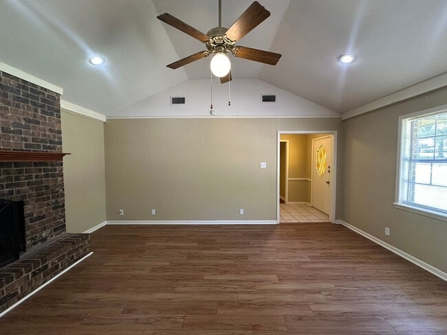 Building Photo - Charming 3 Bedroom in Flint!
