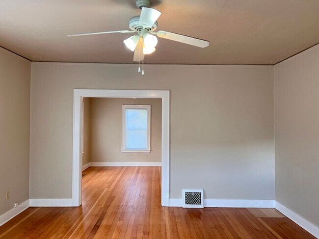 Building Photo - 4Bd/1Ba Two Story House - Available to View!
