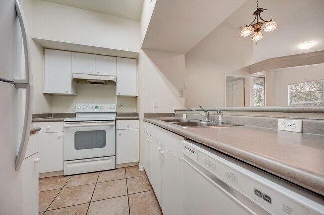 Foto del edificio - Two bedroom on 2nd floor condo in gated ne...