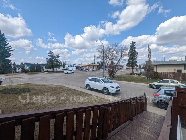 Photo du bâtiment - 6519-6136 136 Ave NW