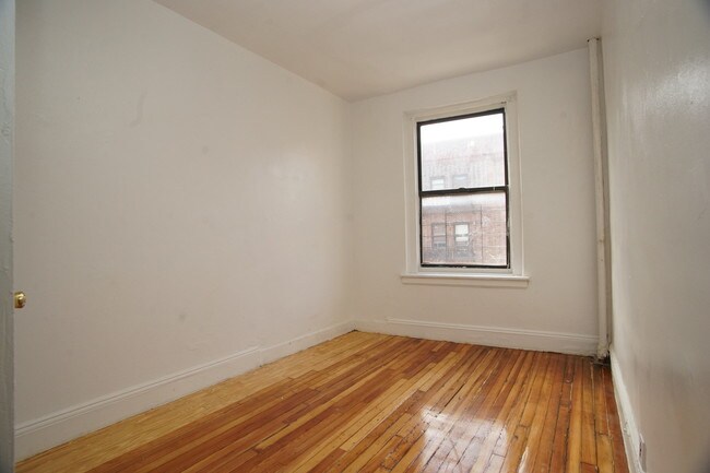 Building Photo - 2114 Daly Ave