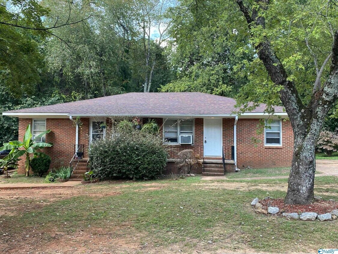 2728 Clayton Dr NW Unit B, Huntsville, AL 35810 Room for Rent in