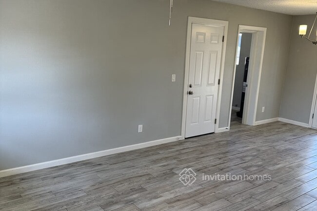 Building Photo - 1026 W Danbury Dr