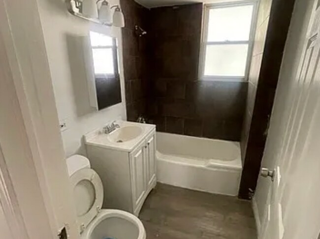 Foto del edificio - 4BR / 1BA Home with Basement – Near Rainbo...