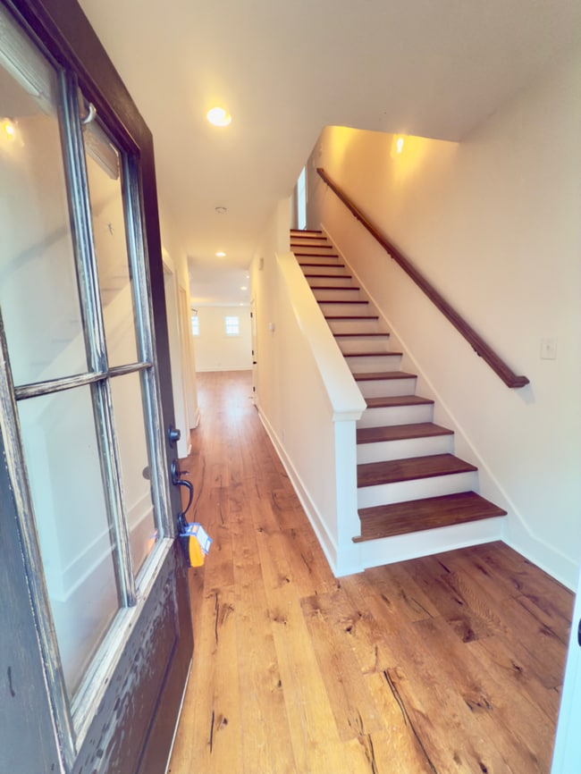 Building Photo - Beautiful 3 bed 3 bath WALKABLE to restaur...