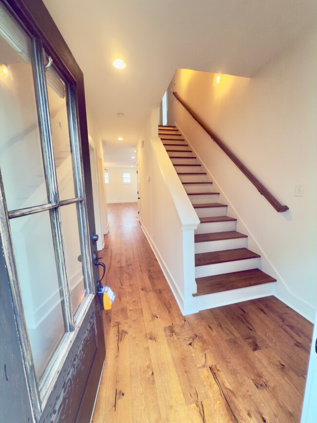 Foto del edificio - Beautiful 3 bed 3 bath WALKABLE to restaur...