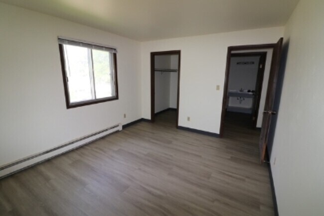 Building Photo - English Meadows Apartments - 6