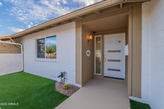 Foto del edificio - 8607 E Jackrabbit Rd