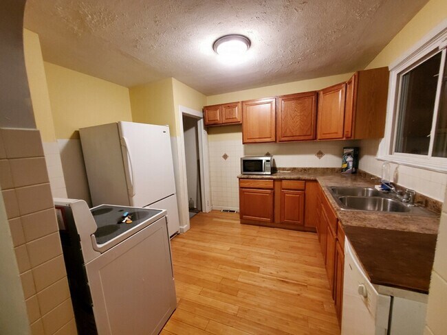 Cheery kitchen - 3676 Hillward Dr