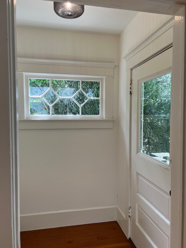 Foyer - 1644 Maltman Ave
