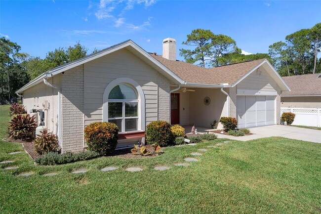 Foto del edificio - 7167 Crown Oaks Dr