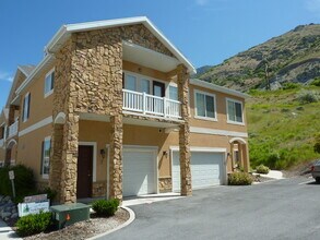 Building Photo - 1043 Canyon Meadow Dr