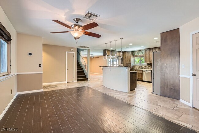 Building Photo - 733 Strawberry Pl