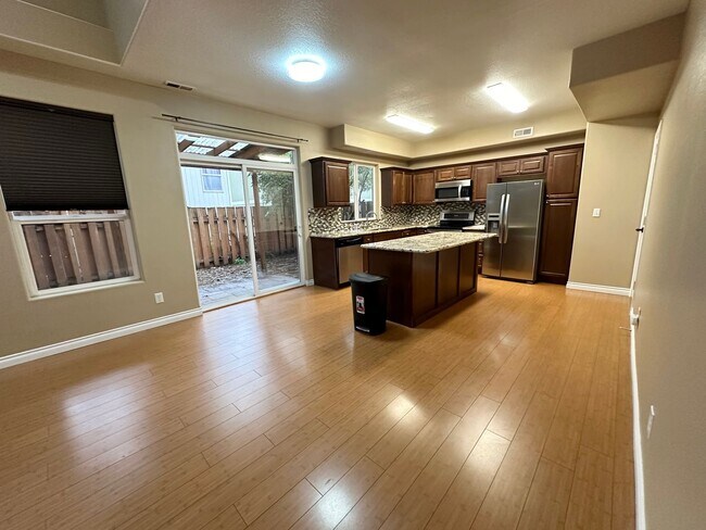 Foto del edificio - 3 Bedroom Beaverton Home with A/C!