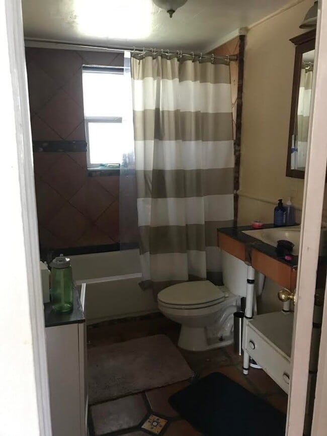 Foto del edificio - Cozy 2 Bedroom, 1 Bathroom in Fifth Avenue Neighborhood