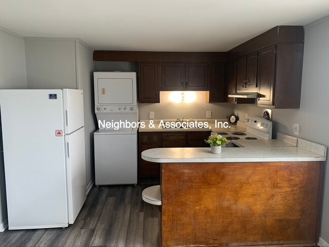 Building Photo - 406 S Elm St