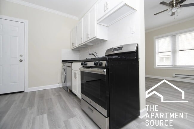 Building Photo - 648 W Roscoe St