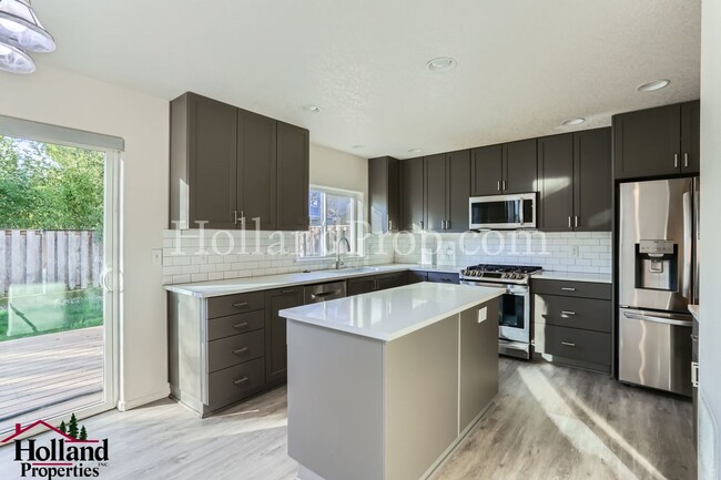 Foto del edificio - Spacious and Modern 4-Bedroom Rental with ...