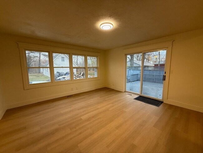 Foto del edificio - Renovated 3-Bedroom, 2-Bathroom Home For Rent in Historic Downtown Bristol