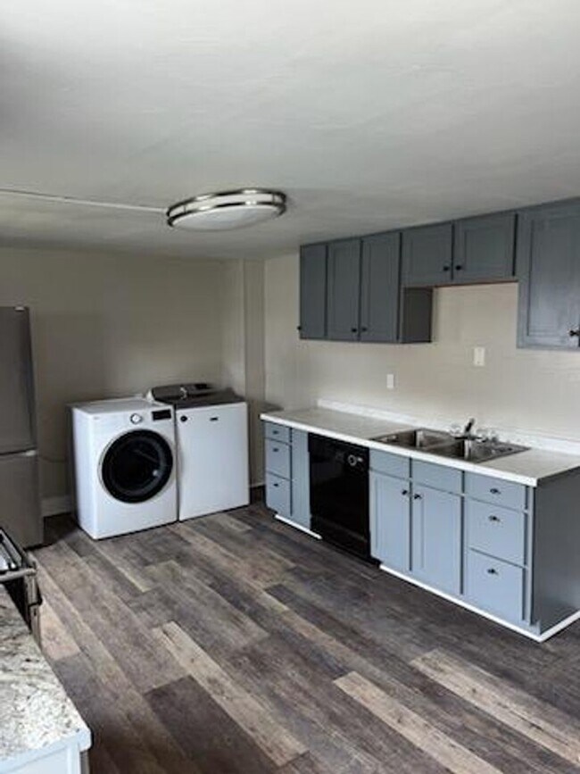 Building Photo - 3 bedroom 1 bath home - fully renovated!