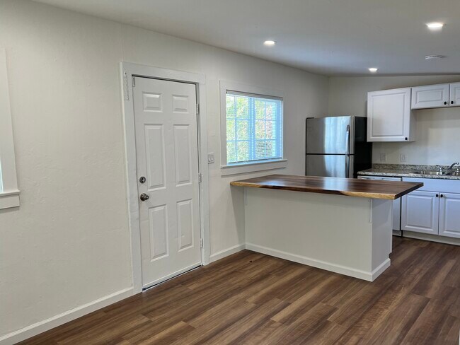 Foto del edificio - 1311 Deturk Ave