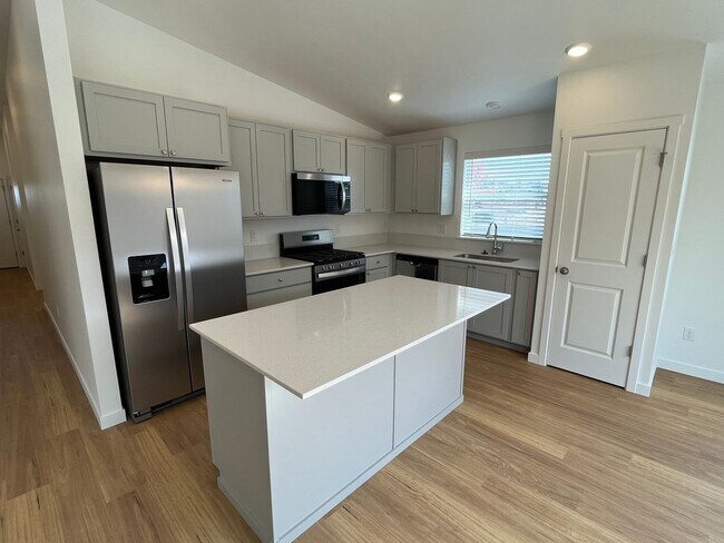 Building Photo - 659 McGee St