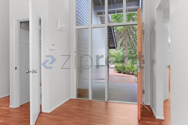 Building Photo - Unit