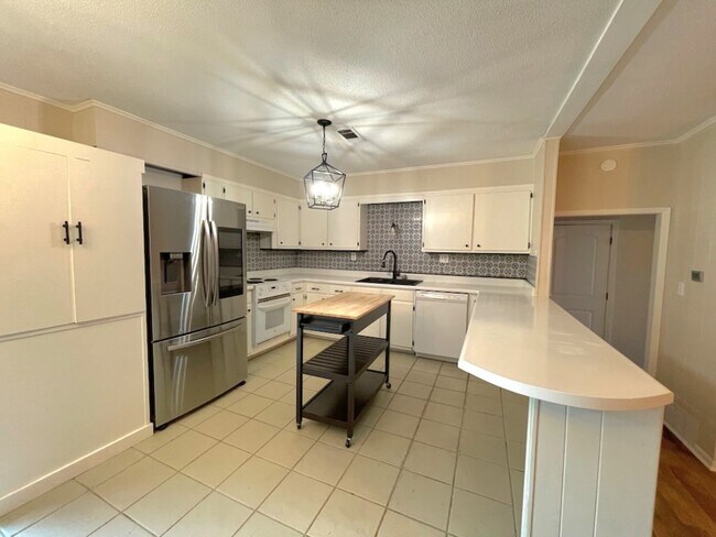 Building Photo - Cute bungalow in the heart of everything! Updated!