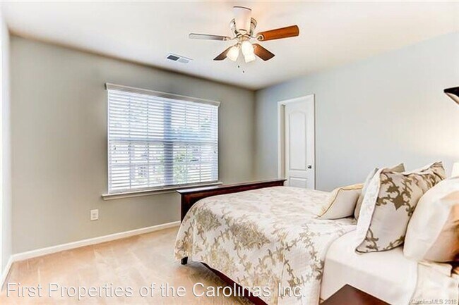 Building Photo - 5 br, 3.5 bath House - 2716 Lawson Dr.