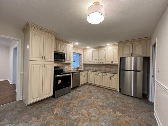 Foto del edificio - 908 Lynbrook Dr