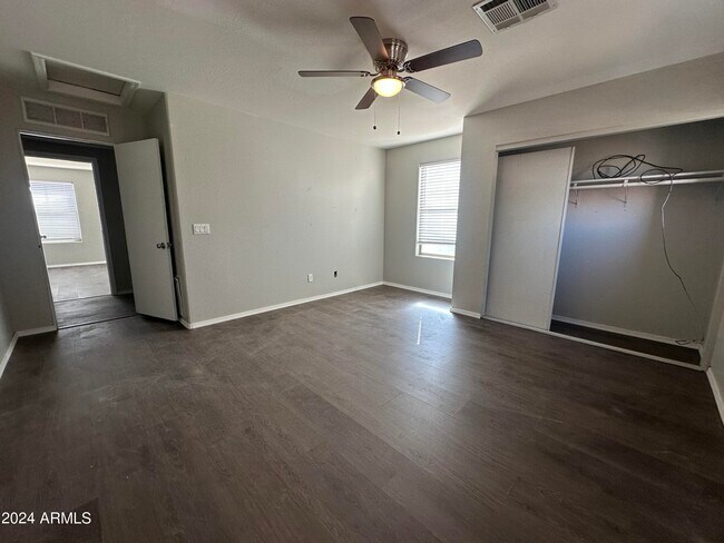 Foto del edificio - 10947 W Elm St