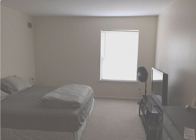 Building Photo - 400 Drummers Ln
