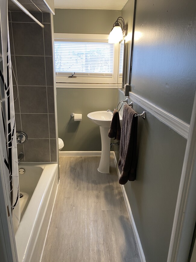 Upstairs Bath - 1750 Wayne Ave