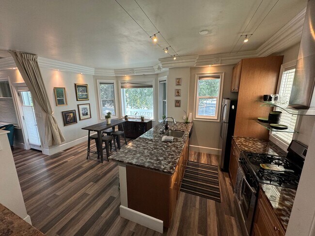 Building Photo - 2 bedroom | 2.5 bathroom | Downtown single...