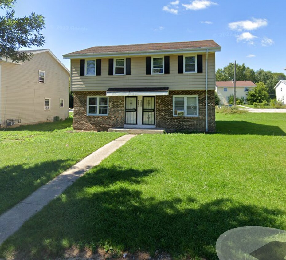 Foto principal - 6467-6469 N 106th St