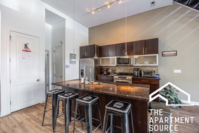 Building Photo - 1002 W Lake St