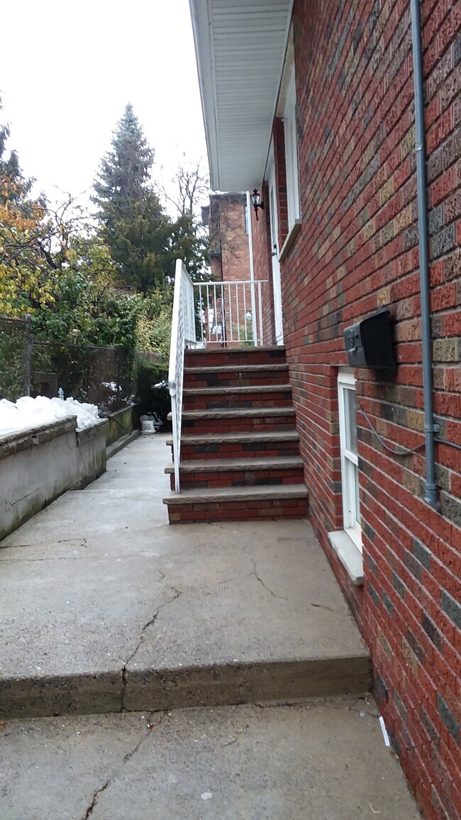 Building Photo - 250 Maple St