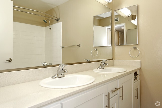 Dolores Plano de planta - Baño - Mission Heights Apartments