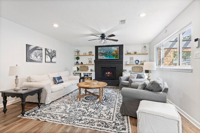 Foto del edificio - 623 Hickory Ridge Dr